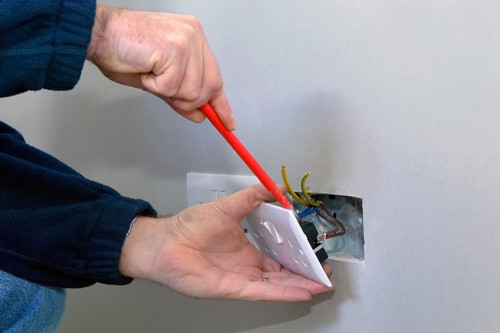 Reliable Bellevue electrical contractor in WA near 98015