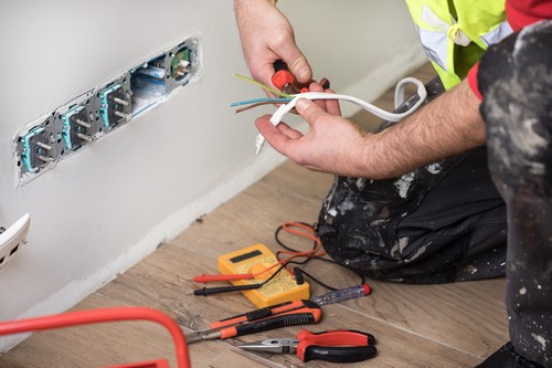 Reliable Des Moines electrical contractor in WA near 98198